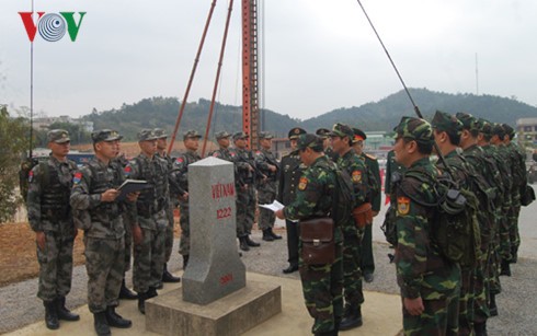 Hai bộ trưởng Quốc phòng Việt Nam và Trung Quốc chào cột mốc 1223 thuộc tỉnh Lạng Sơn - ảnh 1